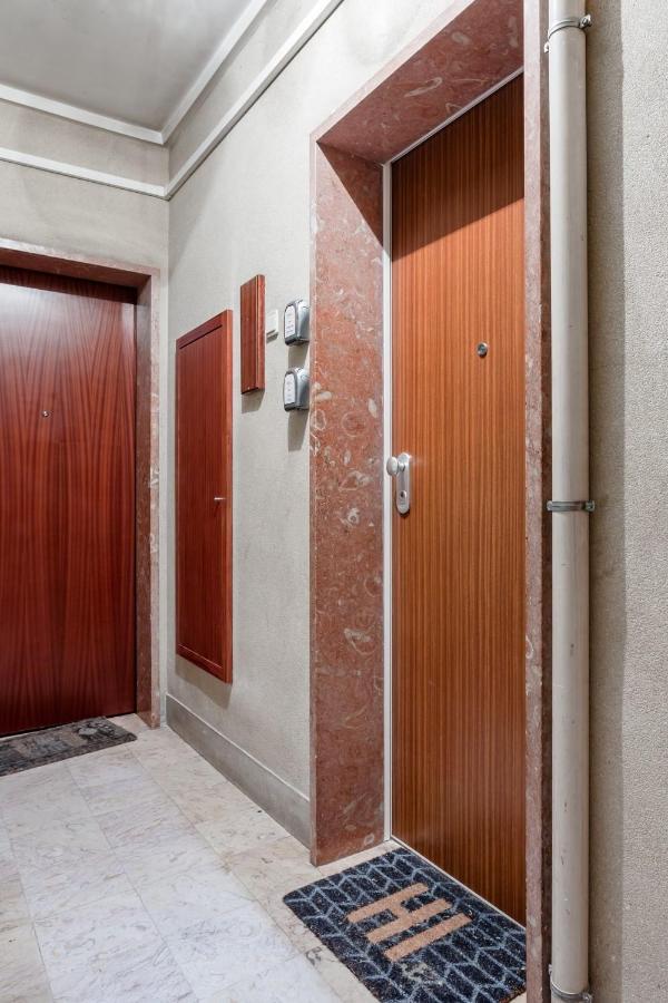 Stroll To Coffee Shops Near A Renovated Hillside Apartment In Graca Lisbona Esterno foto