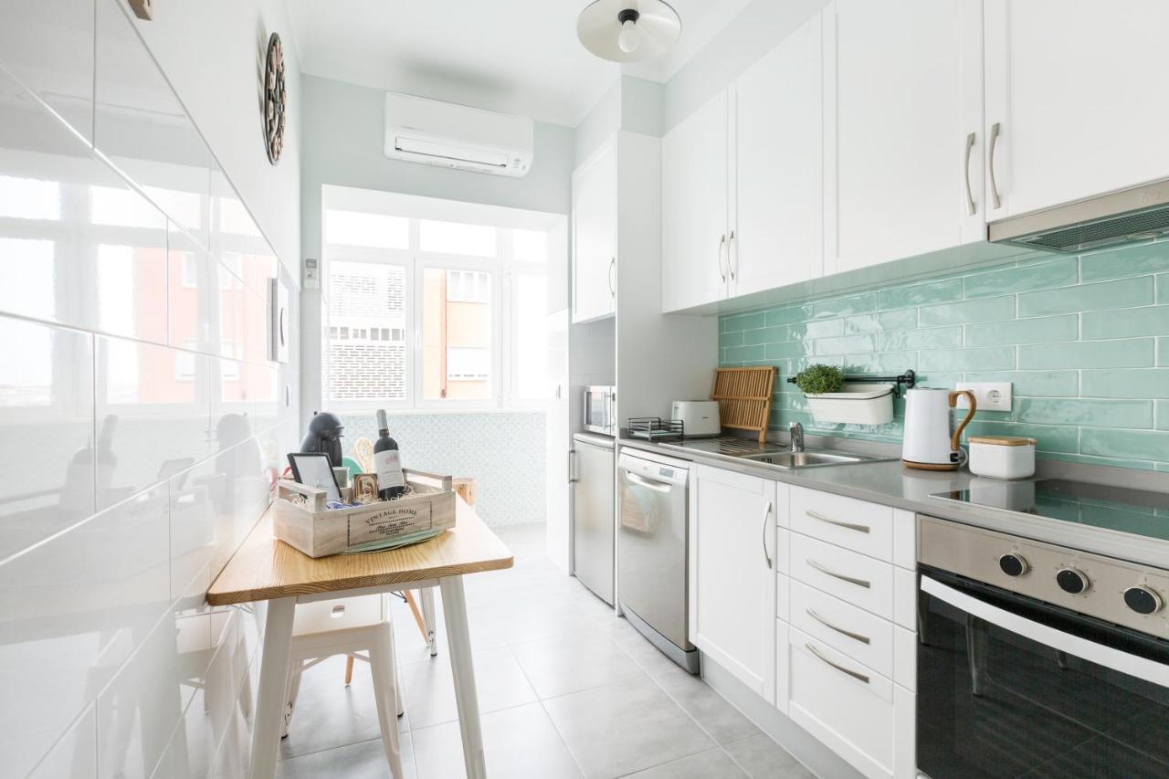 Stroll To Coffee Shops Near A Renovated Hillside Apartment In Graca Lisbona Esterno foto