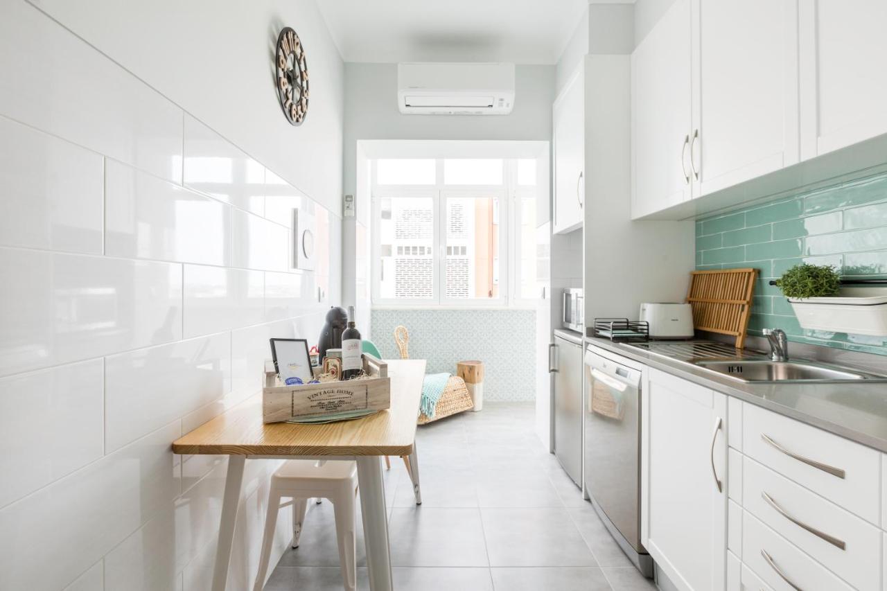 Stroll To Coffee Shops Near A Renovated Hillside Apartment In Graca Lisbona Esterno foto