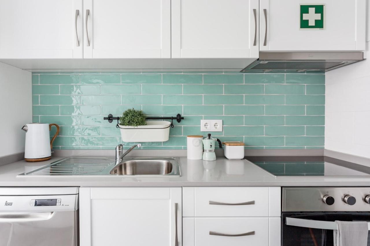 Stroll To Coffee Shops Near A Renovated Hillside Apartment In Graca Lisbona Esterno foto