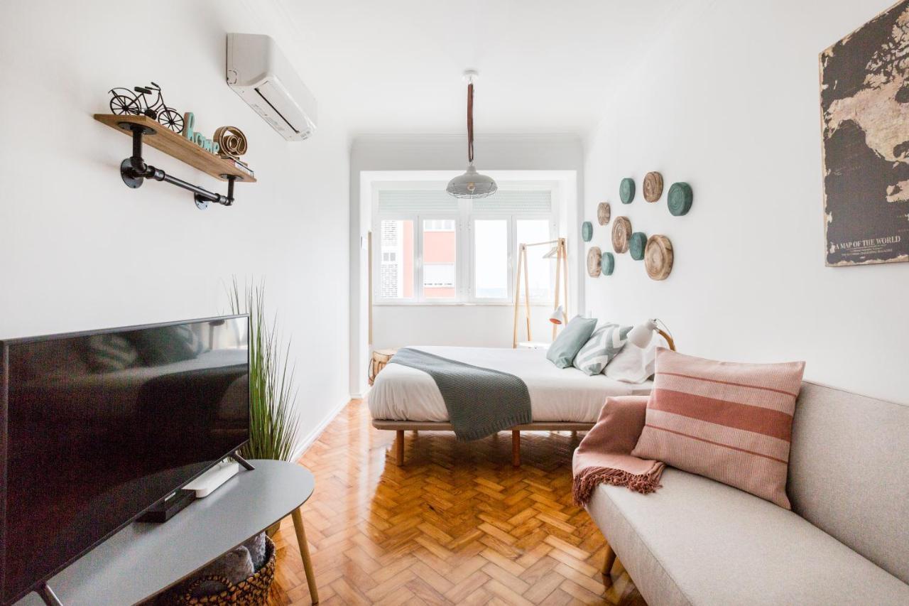 Stroll To Coffee Shops Near A Renovated Hillside Apartment In Graca Lisbona Esterno foto