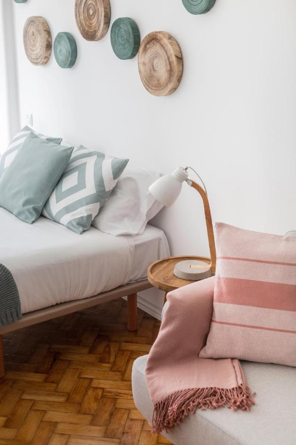 Stroll To Coffee Shops Near A Renovated Hillside Apartment In Graca Lisbona Esterno foto