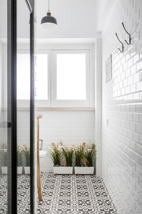 Stroll To Coffee Shops Near A Renovated Hillside Apartment In Graca Lisbona Esterno foto