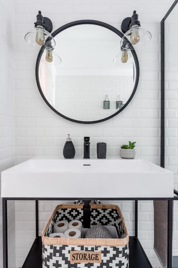 Stroll To Coffee Shops Near A Renovated Hillside Apartment In Graca Lisbona Esterno foto