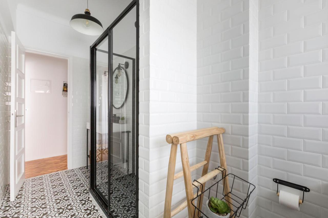 Stroll To Coffee Shops Near A Renovated Hillside Apartment In Graca Lisbona Esterno foto