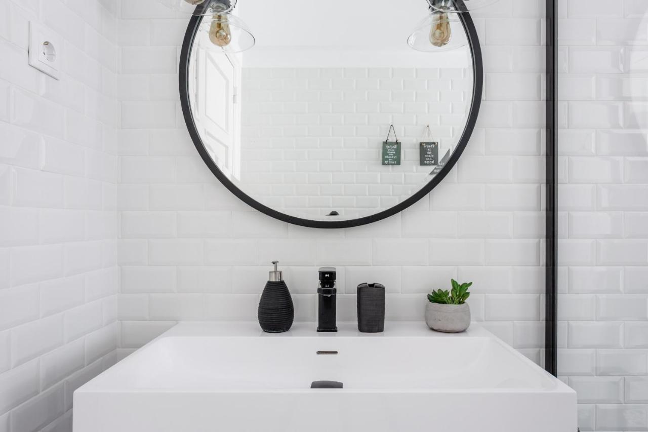Stroll To Coffee Shops Near A Renovated Hillside Apartment In Graca Lisbona Esterno foto